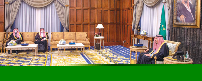  الملك خلال استقباله السفراء