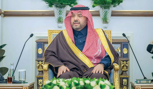  الأمير فيصل بن خالد خلال تدشينه البرنامج التدريبي في مقر الإمارة أمس