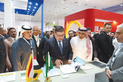 وزير التجارة العراقي أثناء زيارته الجناح السعودي