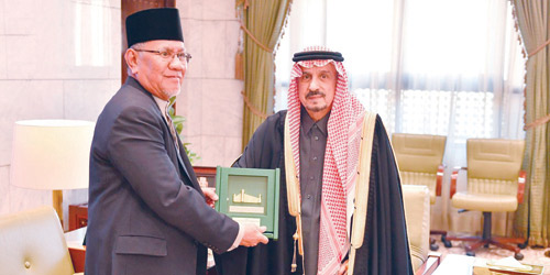 أمير منطقة الرياض يودع سفير بروناي 
