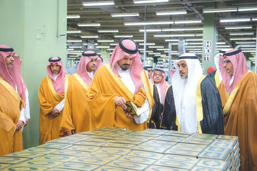  أمير المدينة المنورة خلال زيارته مجمع الملك فهد لطباعة المصحف