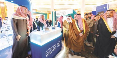  الأمير فيصل بن مشعل خلال تجوله في المعرض