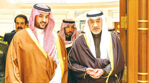 الأمير خالد بن سلمان خلال لقائه وزير الدفاع بالكويت