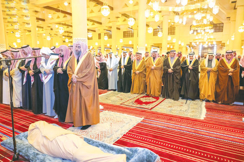 نائب أمير منطقة الرياض يؤدي الصلاة على الأمير مشاري بن مقرن 