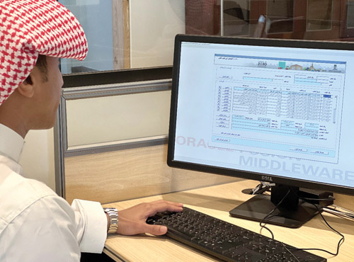 موظفون ينفذون إجراءات خدمية للعملاء