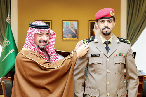 نائب أمير تبوك يقلد مساعد قائد أمن الإمارة رتبته الجديدة 