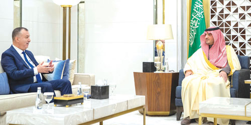  وزير الداخلية مستقبلا السفير الجزائري