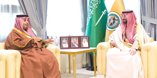  وزير الحرس الوطني خلال استقباله السفير البحريني