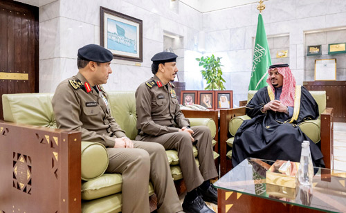 الأمير محمد بن عبدالرحمن يستقبل مدير شرطة الرياض ونائبه 