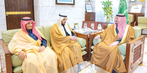  الأمير محمد بن عبدالرحمن مستقبلا الرئيس التنفيذي لمطارات الرياض