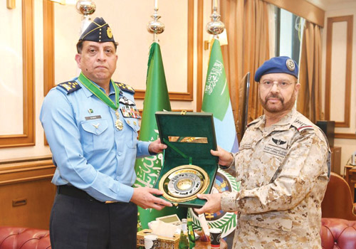 صدور موافقة خادم الحرمين على: منح رئيس أركان القوات الجوية الباكستانية وسام الملك عبدالعزيز 