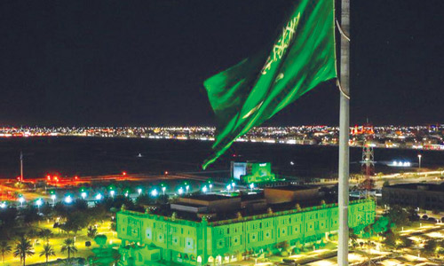 مبنى إمارة منطقة تبوك يتزين باللون الأخضر وراية التوحيد احتفاءً بيوم العلم 