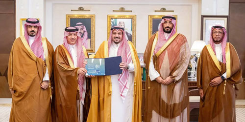 أمير القصيم يتسلم التقرير السنوي لغرفة عنيزة 