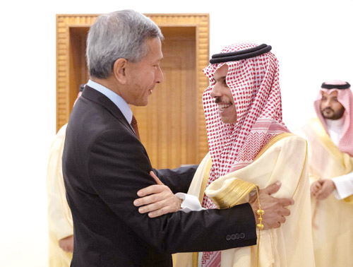 وزير الخارجية يبحث العلاقات مع وزير خارجية سنغافورة 
