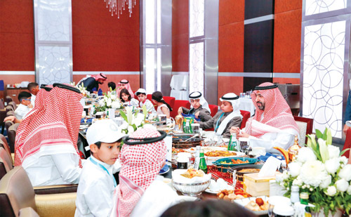 نائب أمير منطقة تبوك يشارك أبناءه الأيتام إفطارهم 
