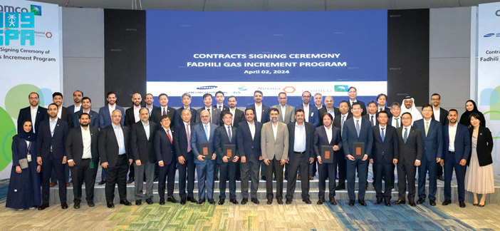 لقطة جماعية لفريق أرامكو وتوقيع العقود