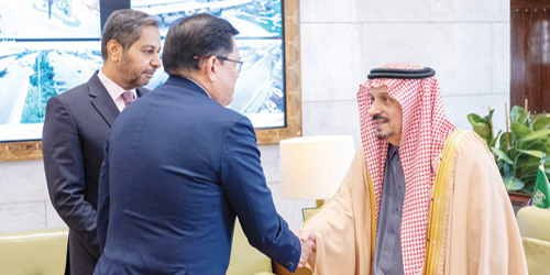 أمير منطقة الرياض يستقبل سفير جيبوتي ورؤساء المجموعات الجغرافية المعتمدين لدى المملكة 