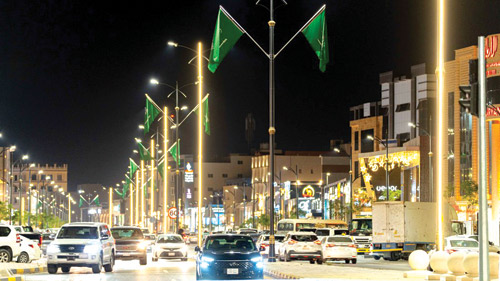 من مظاهر الاحتفاء بالعيد في الطرق والميادين ببريدة