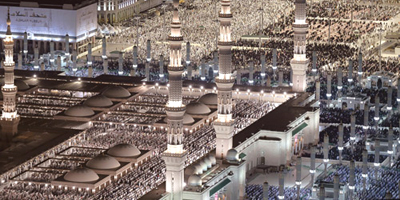 جموع المصلين يؤدون صلاة التهجد ليلة 27 في المسجد النبوي 