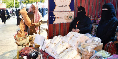 الحرف اليدوية تستهوي زوار «رمضان زمان» بحائل 