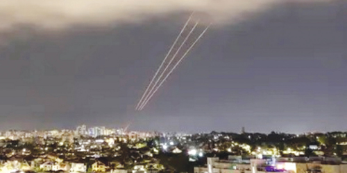 طهران تُحذّر.. وتل أبيب تتوعد.. والرياض تدعو إلى ضبط النفس 