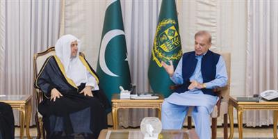 رئيس الوزراء الباكستاني بحث مع د.العيسى مجالات العمل الإسلامي 