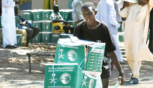 «إغاثي الملك سلمان» يوزع 1.930 سلة غذائية في السودان 