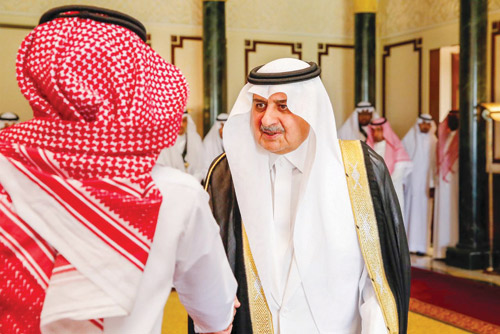  أمير تبوك خلال الاستقبال