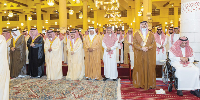 أمير منطقة الرياض يؤدي الصلاة على الأمير بدر بن عبدالمحسن 
