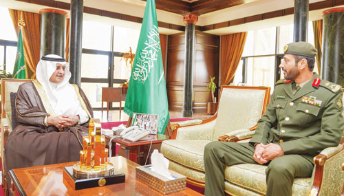 أمير منطقة تبوك يقلد مدير الجوازات بالمنطقة رتبته الجديدة 