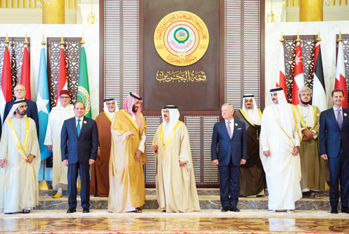  سمو ولي العهد يتوسط القادة العرب خلال القمة العربية