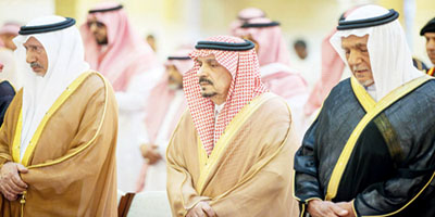 أمير منطقة الرياض يؤدي الصلاة على والدتي الأمير منصور بن سعود والأمير خالد بن عبدالله 
