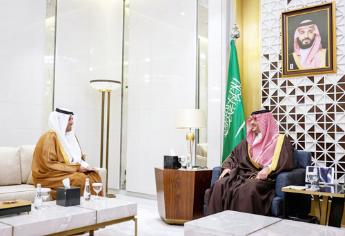 وزير الداخلية مستقبلا سفير قطر