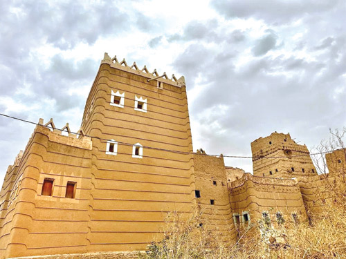 أجـواء نجران الغائمة تحكـي الطبيعة الخلابـة 