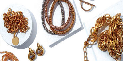 توجيه النساء لوقف الحلي حتى تلبسه من لا تملك مالاً وتتجمل به 