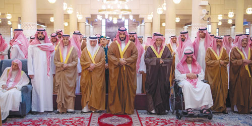  سمو ولي العهد خلال ادائه صلاة الميت على الأميرة لطيفة