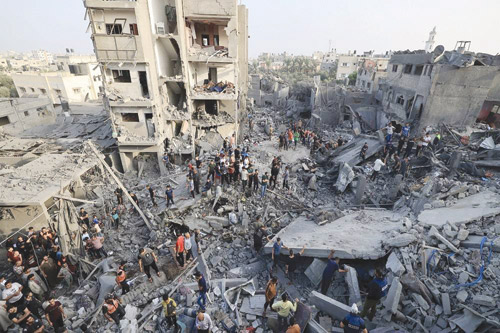 استشهاد 33 فلسطينياً في قصف إسرائيلي على نازحين من غزة 