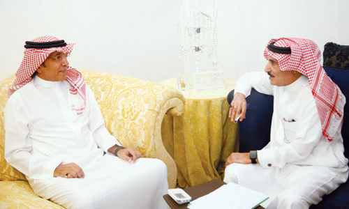 د. سعود كاتب خلال حديثه مع الزميل عوض القحطاني