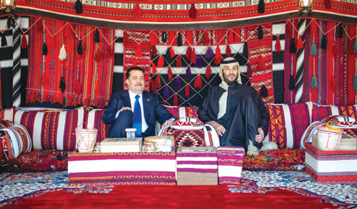 ولي العهد خلال لقائه رئيس الوزراء العراقي في المخيم الشتوي بالعلا