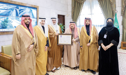  سموه يلتقي فريق جامعة شقراء