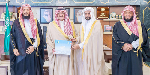 أمير المنطقة الشرقية يتسلم التقرير السنوي لهيئة الأمر بالمعروف 