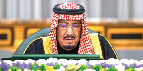  خادم الحرمين الشريفين خلال رئاسته جلسة مجلس الوزراء