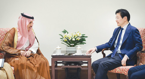  رئيس وزراء سنغافورة خلال استقباله وزير الخارجية