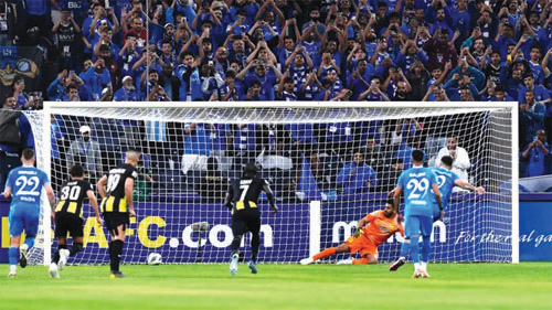 الهلال والاتحاد (43 نقطة لكل فريق) وصدارة هلالية بفارق الأهداف