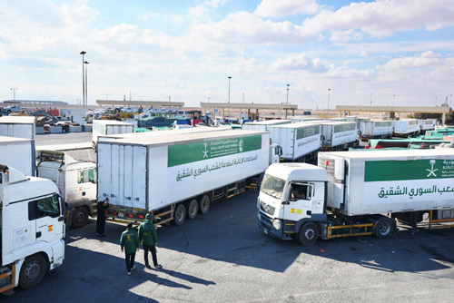 عبور 54 شاحنة إغاثية سعودية جديدة مقدمة للشعب السوري 