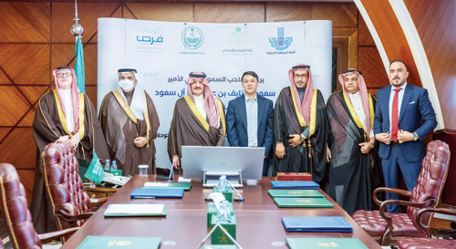  أمير المنطقة الشرقية خلال رعايته توقيع العقود الاستثمارية