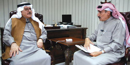  د. ساعد الحارثي متحدثا للزميل عوض القحطاني