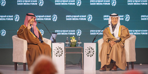 خلال جلسة أدارها وزير الإعلام بعنوان «دهاليز الطاقة وصناعة القرار» 