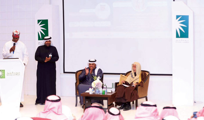  ضيف الأمسية أ.د.عبدالعزيز الفيصل وبجانبه مدير المحاضرة أ.علي الدريهم