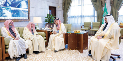 أمير منطقة الرياض يستقبل المهنئين برمضان 